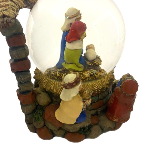 Musical Glitterdome Globe Nativity Plays "We Wish You "A Merry Christmas" - Picture 5 of 9